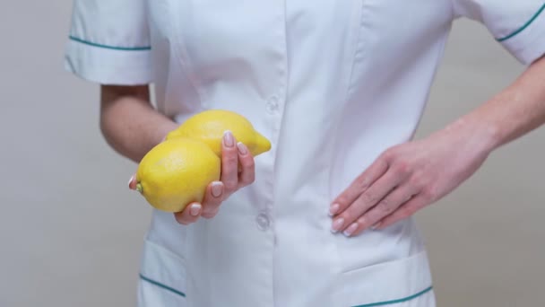 Nutricionista médico conceito de estilo de vida saudável - segurando fruta de limão orgânica — Vídeo de Stock