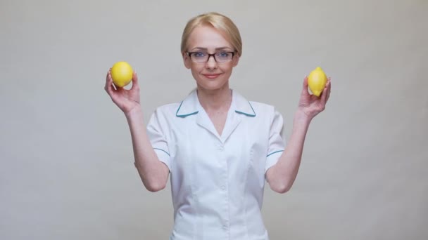 Medico nutrizionista concetto di stile di vita sano - tenendo frutta al limone biologica — Video Stock