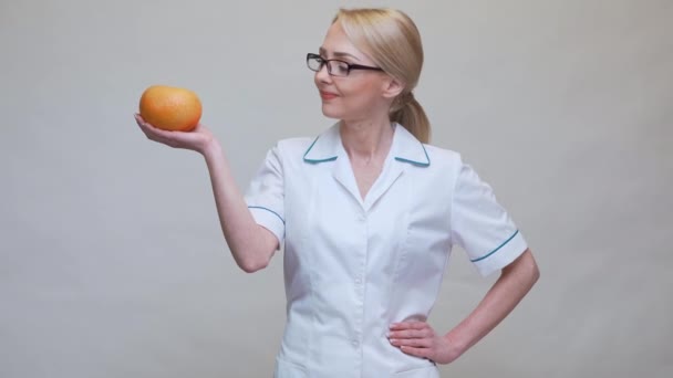 营养学家医生健康的生活方式概念- -持有有机柚子 — 图库视频影像