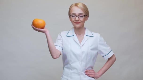 Nutricionista médico conceito de estilo de vida saudável - segurando fruta de toranja orgânica — Vídeo de Stock