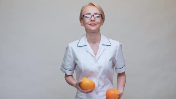 Nutricionista médico concepto de estilo de vida saludable - celebración de pomelo orgánico — Vídeo de stock