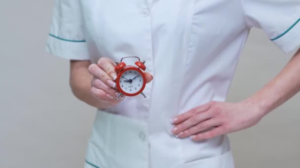 Diyetisyen doktor sağlıklı yaşam tarzı konsepti - kırmızı alarm saati — Stok video