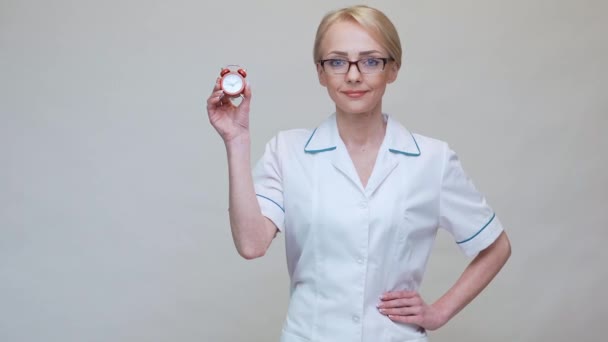 栄養士医師健康的なライフスタイルの概念-赤い目覚まし時計を保持 — ストック動画