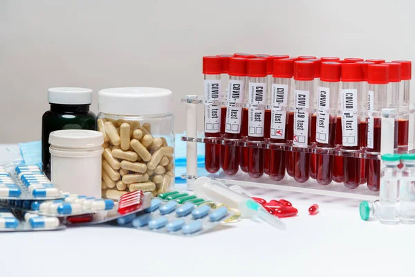 药丸、胶囊和血液试管的包装 — 图库照片