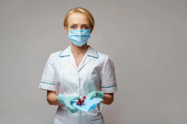 Врач медсестра женщина в латексных перчатках - проведение вирусного анализа крови и защитная маска — стоковое фото