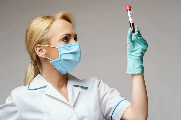 Verpleegkundige vrouw met beschermend masker en handschoenen - virusbloedtest — Stockfoto