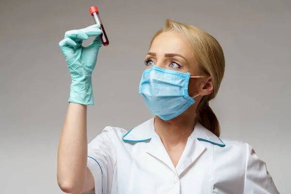 보호용 마스크를 쓰고 장갑을 낀 바이러스 혈액 검사를 받는 의사 간호사 — 스톡 사진