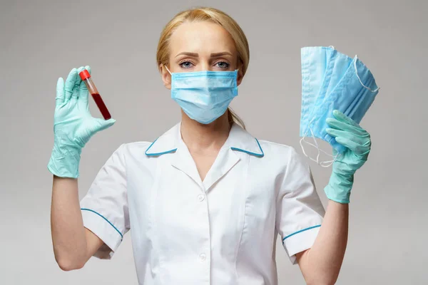 Enfermera médica que usa guantes de látex - prueba de sangre del virus y máscara protectora — Foto de Stock