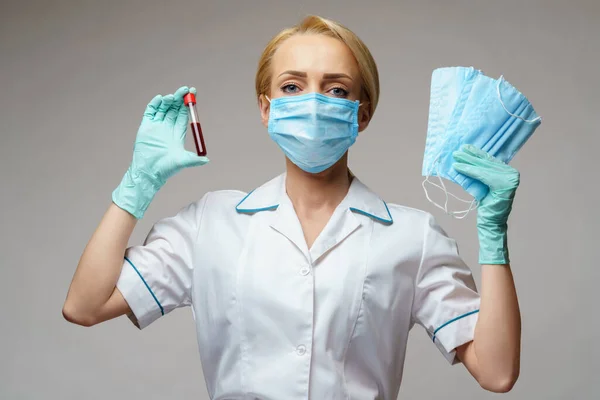 Enfermera médica que usa guantes de látex - prueba de sangre del virus y máscara protectora —  Fotos de Stock