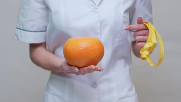 영양 학자의 건강 한 라이프 스타일 개념 - 유기농 그레이 프루트를 들고 측정 테 잎 — 비디오