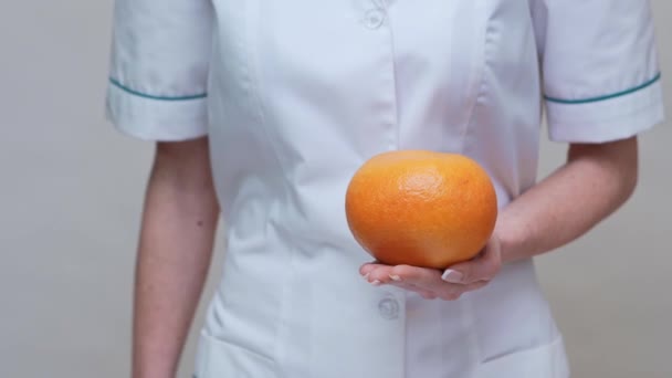 Nutricionista médico conceito de estilo de vida saudável - segurando toranja e medicamentos ou pílulas vitamínicas — Vídeo de Stock