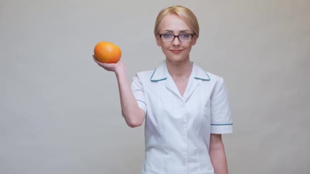 Diyetisyen doktor sağlıklı yaşam tarzı konsepti - organik greyfurt ve bir kavanoz vitamin hapı — Stok video