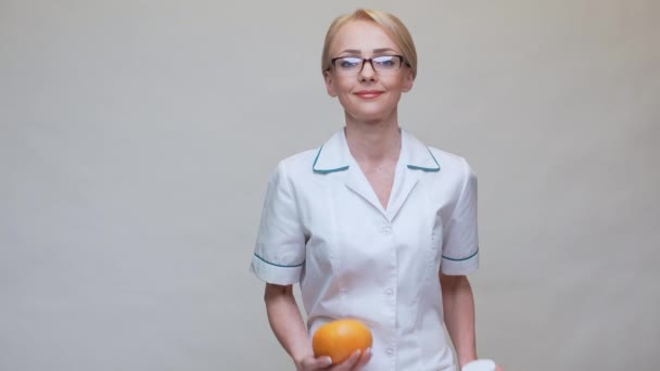 Voedingsdeskundige arts gezonde levensstijl concept - met biologische grapefruit en potje vitamine pillen — Stockvideo