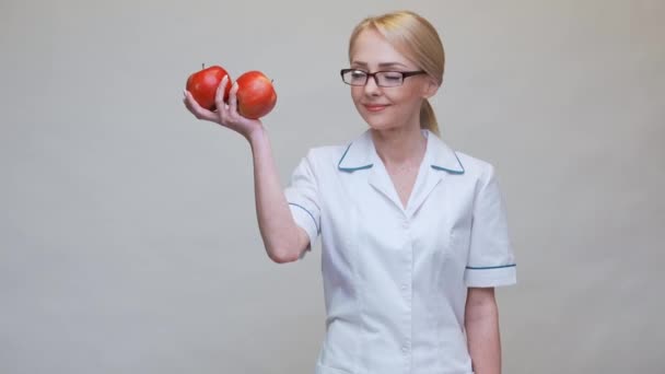 Дієтолог концепція здорового способу життя - тримає органічне червоне яблуко — стокове відео