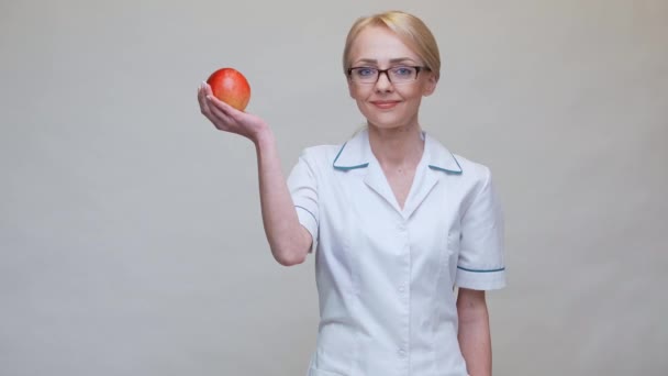 Voedingsdeskundige arts gezond levensstijl concept - met biologische rode appel en meetlint — Stockvideo