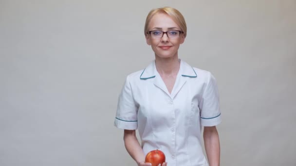 Diyetisyen doktor sağlıklı yaşam tarzı konsepti - organik kırmızı elma tutmak ve şerit ölçmek — Stok video