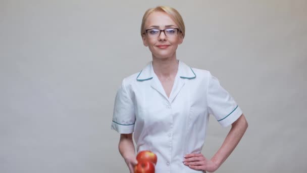 Nutritionist läkare hälsosam livsstil koncept - hålla organiskt rött äpple — Stockvideo