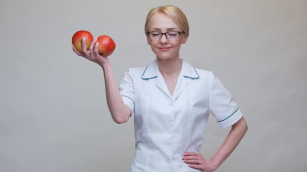 Ernährungswissenschaftlerin Arzt Konzept eines gesunden Lebensstils - im Besitz eines roten Bio-Apfels — Stockvideo