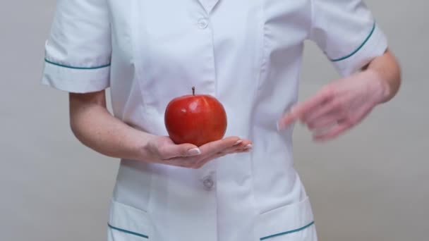 Nutriční lékař zdravý životní styl koncept - držení organické červené jablko — Stock video