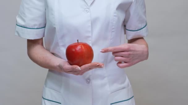 Medico nutrizionista concetto di stile di vita sano - tenendo mela rossa biologica — Video Stock