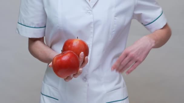 Nutricionista médico conceito de estilo de vida saudável - segurando maçã vermelha orgânica — Vídeo de Stock