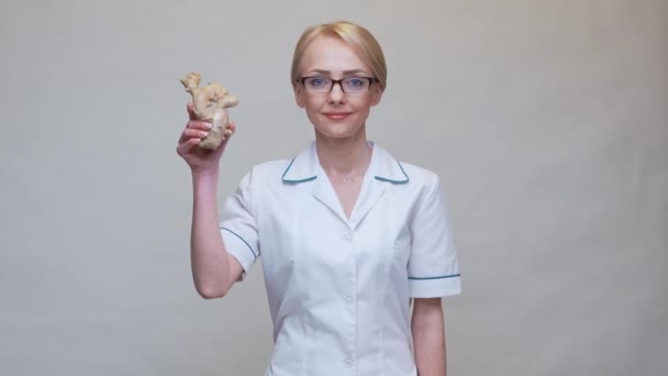 Nutritionniste médecin mode de vie sain concept - tenant racine de gingembre — Video