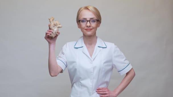 Nutritionniste médecin mode de vie sain concept - tenant racine de gingembre — Video