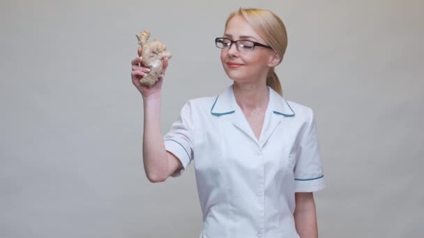 Ernährungswissenschaftler Arzt Konzept eines gesunden Lebensstils - Ingwerwurzel und Maßband in der Hand — Stockvideo