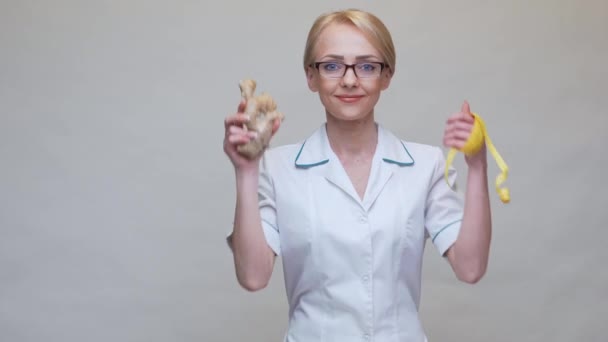 Ernährungswissenschaftler Arzt Konzept eines gesunden Lebensstils - Ingwerwurzel und Maßband in der Hand — Stockvideo