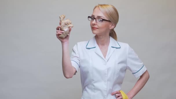 Концепция здорового образа жизни врача-диетолога - держать корень имбиря и измерительную ленту — стоковое видео