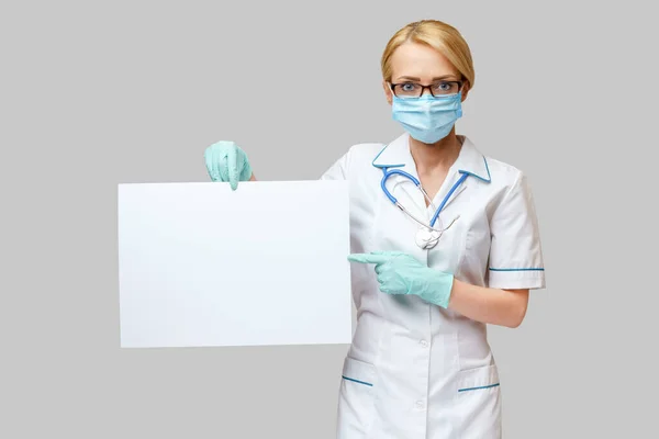 Dokter of verpleegkundige toont leeg bord met kopieerruimte — Stockfoto