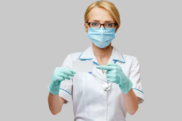 Doctor or woman nurse showing blank empty card with copy space — Stock Photo, Image