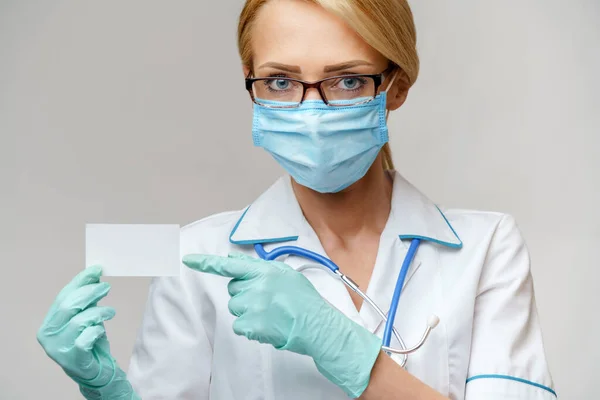 Dottore o infermiera donna che mostra carta vuota vuota con spazio di copia — Foto Stock