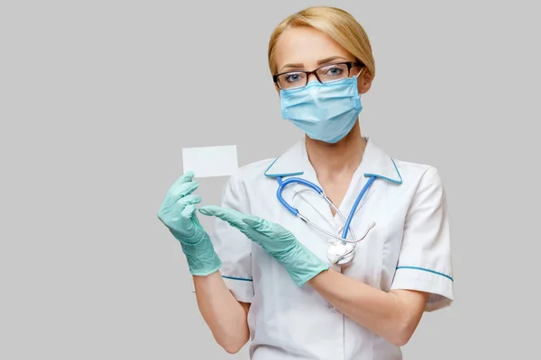 Médico ou mulher enfermeira mostrando cartão vazio em branco com espaço de cópia — Fotografia de Stock