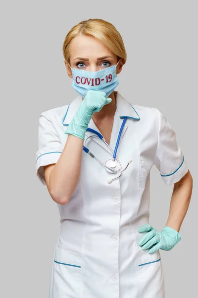 Врач медсестра женщина в защитной маске и резиновых или латексных перчатках - кашель — стоковое фото