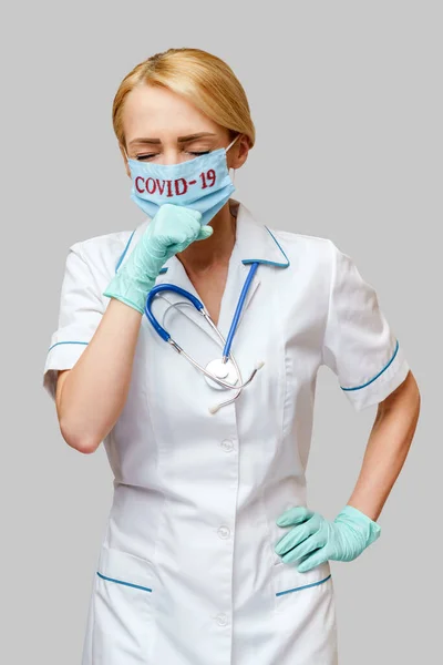 Врач медсестра женщина в защитной маске и резиновых или латексных перчатках - кашель — стоковое фото