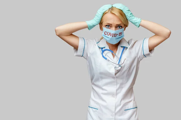 Ιατρός νοσοκόμα γυναίκα φορώντας προστατευτική μάσκα και καουτσούκ ή λατέξ γάντια - πονοκέφαλος και το άγχος — Φωτογραφία Αρχείου