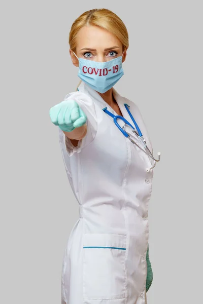 Врач-медсестра женщина со стетоскопом в защитной маске — стоковое фото