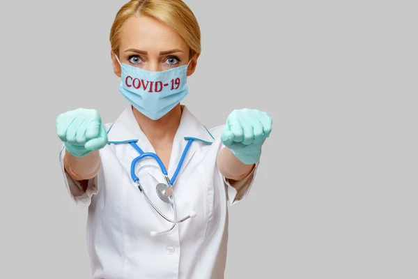 Verpleegkundige vrouw met stethoscoop met beschermend masker — Stockfoto