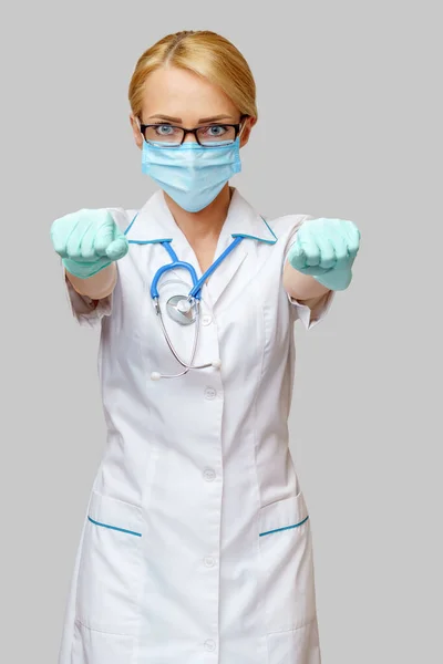 Médico médico enfermera mujer con estetoscopio usando máscara protectora —  Fotos de Stock
