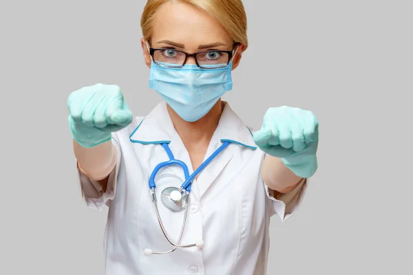 Orvos ápolónő sztetoszkópos nő védőmaszkot visel — Stock Fotó