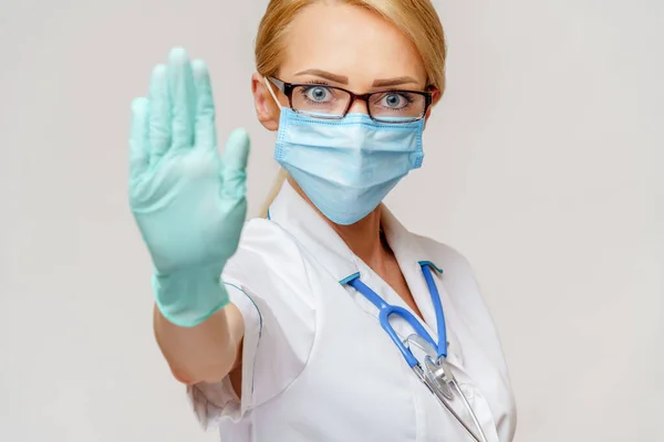 Медичний лікар медсестра жінка зі стетоскопом в захисній масці — стокове фото