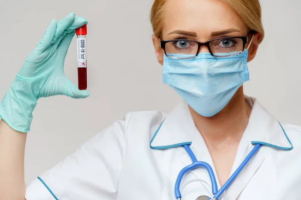 Verpleegkundige vrouw met beschermend masker en handschoenen - virusbloedtest — Stockfoto