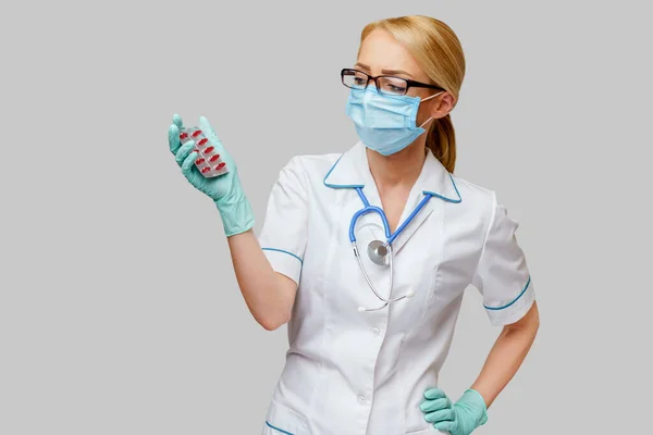 보호용 마스크와 고무나 라텍스 장갑을 끼고 있는 의사 간호사 — 스톡 사진