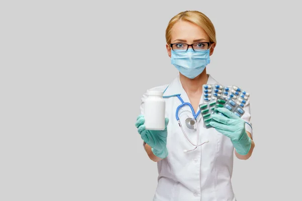 보호 마스크와 고무나 라텍스 장갑을 끼고 있는 의사 간호사, 의약품 과 물집 — 스톡 사진