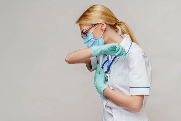 Médico enfermera mujer con máscara protectora y guantes de goma o látex - tos —  Fotos de Stock