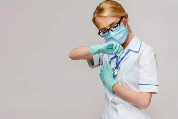 Médico enfermera mujer con máscara protectora y guantes de goma o látex - tos —  Fotos de Stock