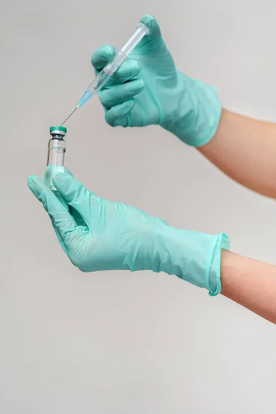 Saúde médico trabalhador mulher segurando vacina e seringa — Fotografia de Stock