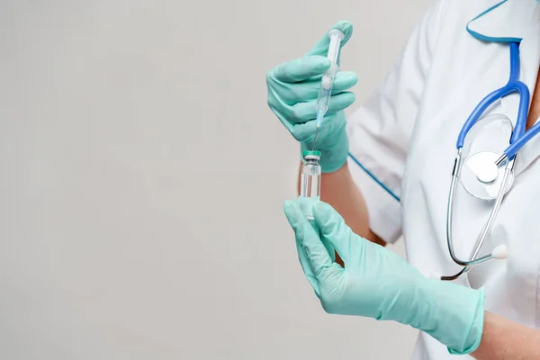 Ärztin hält Impfstoff und Spritze in der Hand — Stockfoto