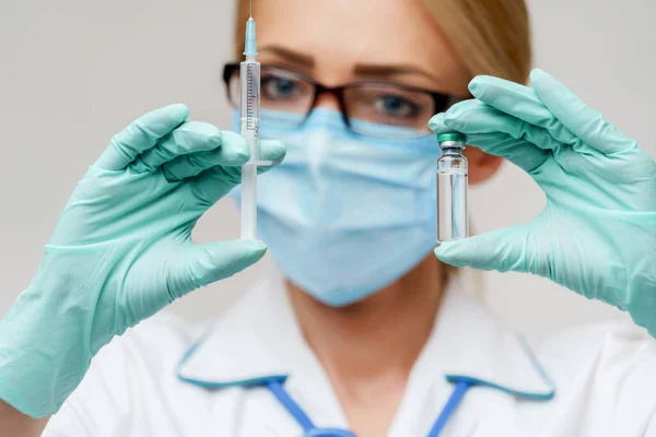 Sundhedspersonale kvinde holder vaccine og sprøjte Royaltyfrie stock-fotos